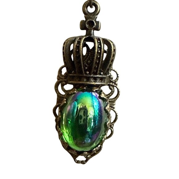 Vintage-Style Iridescent Green Pendant Necklace Ornate Crown Design Silver-Tone - Picture 2 of 8